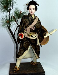 Самурай под сосной, японская антикварная кукла