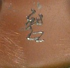подпись автора на бронзовой старинной японской статуэтке