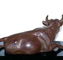 японская кабинетная скульптура в виде лежащего быка