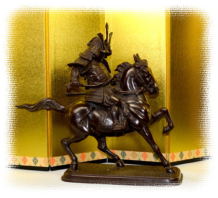 японский антиквариат: бронзовая фигура самурая верхом на коне