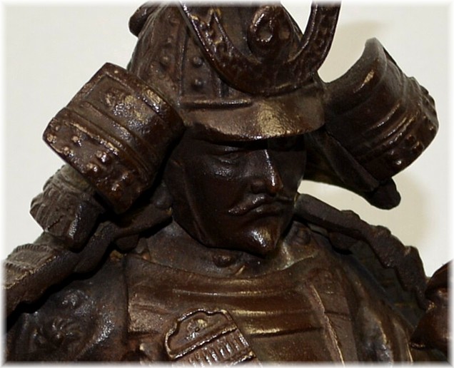 самурай в боевом шлеме кабуто, японская бронзовая статуэтка