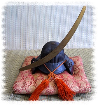Японское интерьерное украшение в виде самурайского шлема КАБУТО