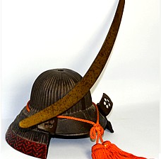 японская кабинетная бронза: самурайский шлем кабуто, 1930-е гг.