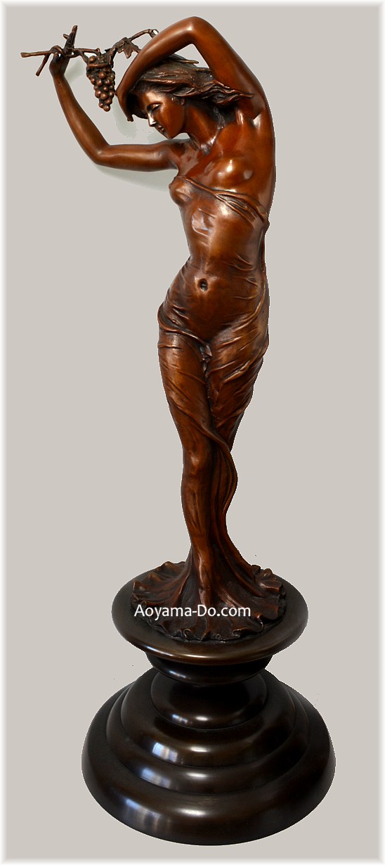 Девушка с виноградной ветвью, бронзовая скульптура