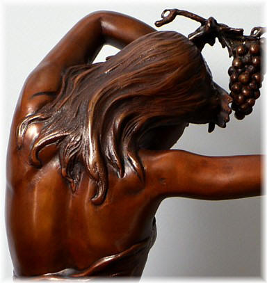 бронзовая скульптура Девушка с виноградной лозой, 1920-е гг., Япония