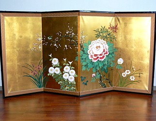японский интерьер: антикварная золотая ширма с рисунком