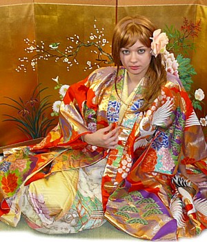 японское свадебное кимоно невесты из шелковой парчи с  с вышивкой. Интернет-магазин Aoyama Do