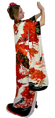японское антикварное шелковое женское кимоно с авторской росписью и вышивкой
